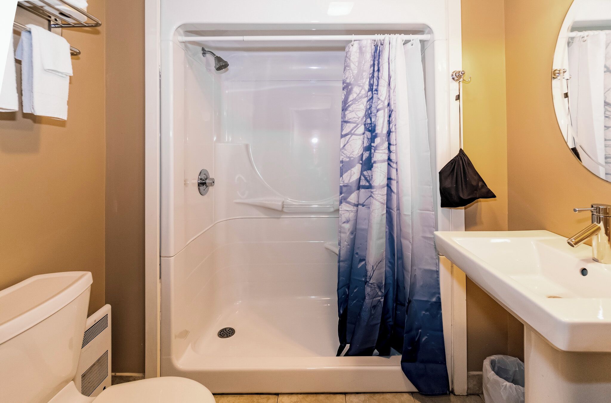 Un baño con bañera, ducha, inodoro, lavabo y espejo.