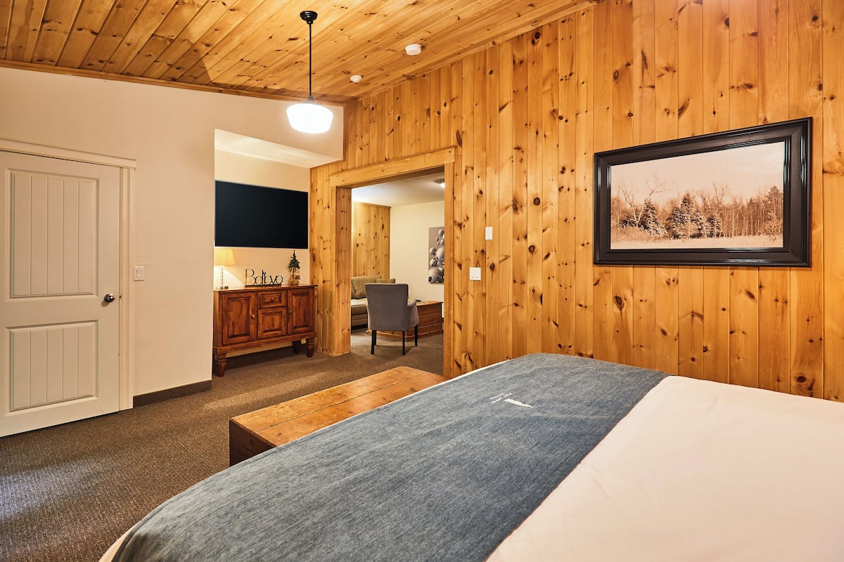 The Pine Suite | Desk, free WiFi, bed sheets