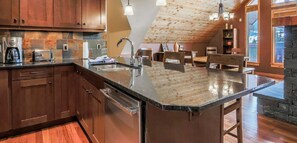 Mikrobølgeovn, ovn, kokeplater og oppvaskmaskin