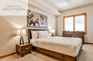 3 عدّة غرف نوم ومكواة/لوح كي وواي فاي وملاءات أسرّة