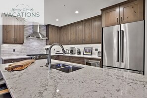 Mikrobølgeovn, ovn, kokeplater og oppvaskmaskin