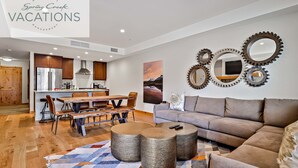 Un salon moderne avec un canapé, une table basse et un coin repas.
