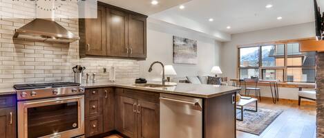 Microondas, horno, placa de cocina, lavavajillas