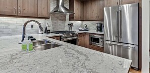 Microondas, horno, placa de cocina, lavavajillas