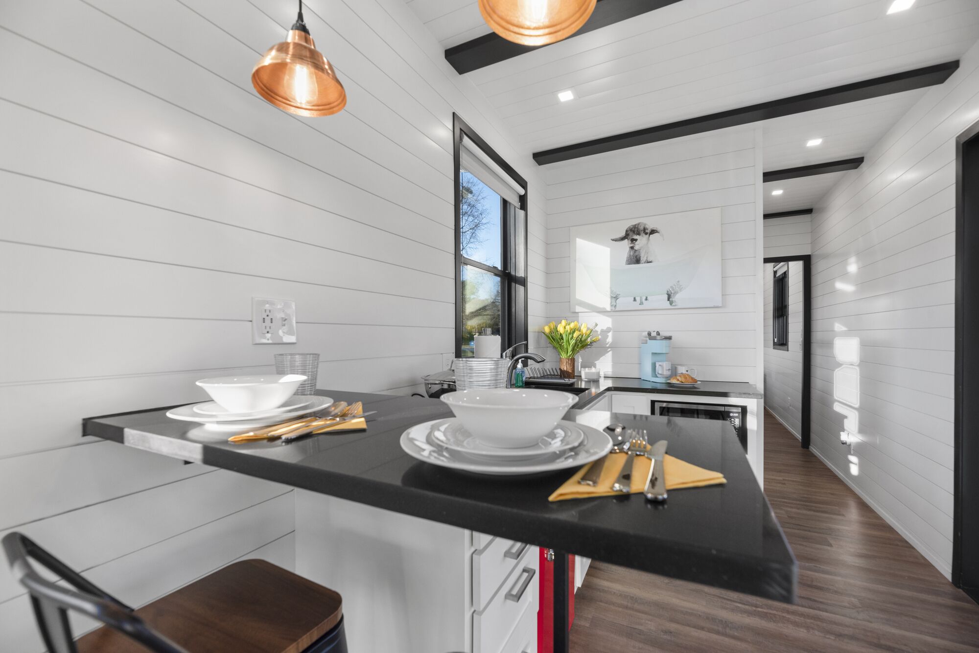 Jääkaappi, mikroaaltouuni, kahvin-/teenkeitin