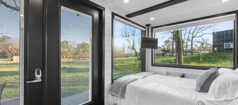 Applewood: 2 mins to Lake Conroe! Rooftop deck, Heated Pool, Fire Pit