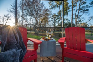 Property grounds - The Hickory: 2 mins to Lake Conroe! Rooftop deck, Heated Pool, Fire Pit (Willis)