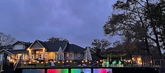Texas Crutch: 2 mins to Lake Conroe! Rooftop deck, Heated Pool, Fire Pit