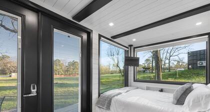 The Point: 2 mins to Lake Conroe! Rooftop deck, Heated Pool, Fire Pit