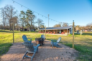 Property grounds - The Point: 2 mins to Lake Conroe! Rooftop deck, Heated Pool, Fire Pit (Willis)