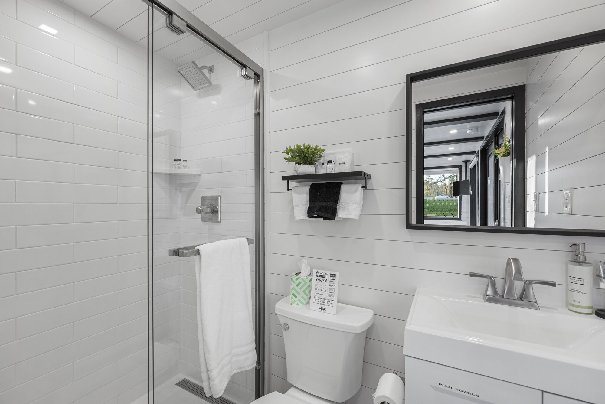 Douche, sèche-cheveux, serviettes fournies