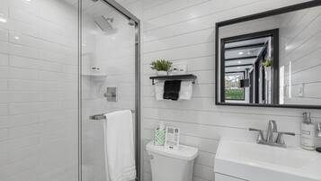 Douche, sèche-cheveux, serviettes fournies