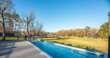 The Point: 2 mins to Lake Conroe! Rooftop deck, Heated Pool, Fire Pit