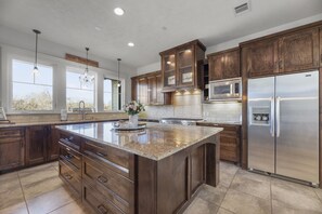 Fridge, microwave, oven, stovetop - LUXURY home 2 mins to Lake Conroe! Heated Pool, Stocked Ponds, Cute Pygmy Goats (Willis)