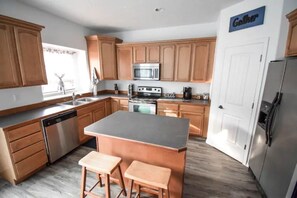 Kjøleskap, mikrobølgeovn, ovn og kokeplater