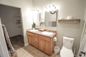 Badewanne, Haartrockner, Handtücher, Seife