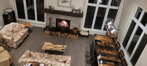 Televisión, chimenea y libros 