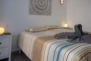 2 slaapkamers, een strijkplank/strijkijzer, gratis wifi, beddengoed