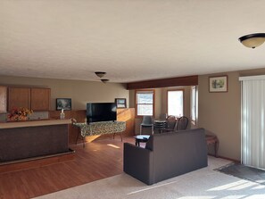 Smart TV - Entire Elegant Single-Family House in Upscale Neighborhood & Convenient Location (Lincoln)