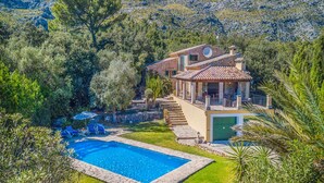 A villa with a swimming pool, surrounded by lush greenery and mountains. - Samoter, Finca 5EstrellasHome Mallorca (Cala San Vicente)