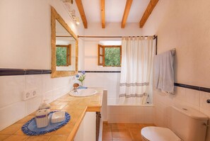 Baignoire, sĂšche-cheveux, serviettes fournies, savon