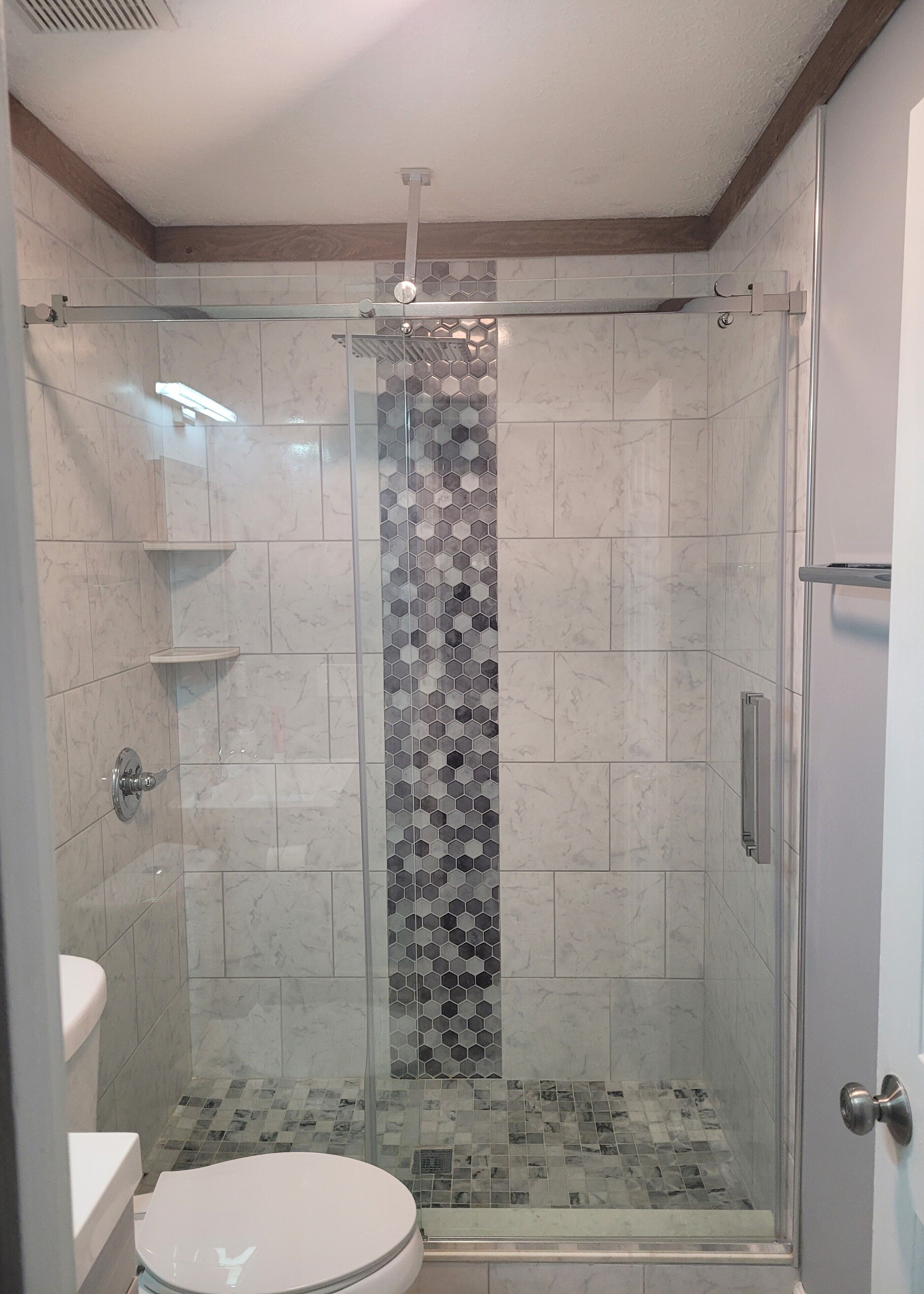Douche, baignoire à jets, sèche-cheveux, serviettes fournies