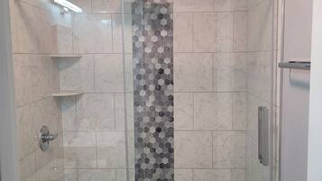 Douche, baignoire Ă jets, sĂšche-cheveux, serviettes fournies