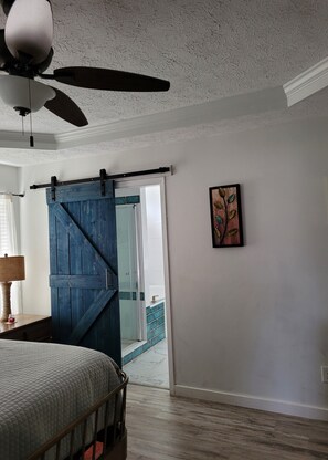 2 soverom, skrivebord, strykejern/-brett og wi-fi (inkludert)