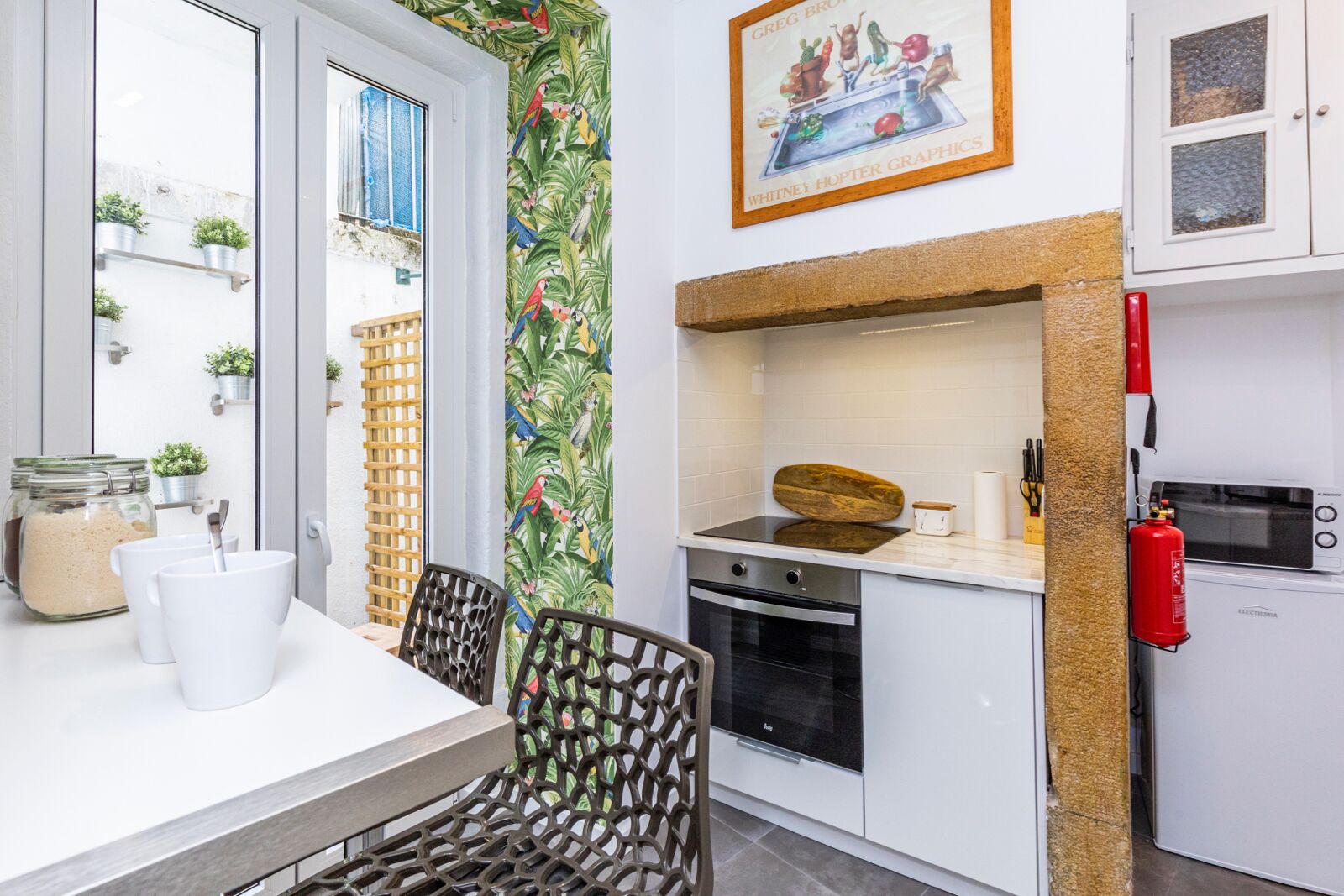 冷蔵庫、電子レンジ、オーブン、コンロ