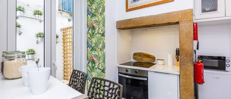 冷蔵庫、電子レンジ、オーブン、コンロ