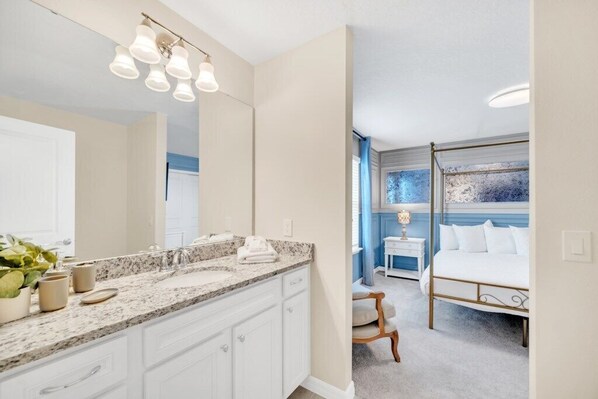 8 bedrooms, iron/ironing board, WiFi, bed sheets - Relaxing 8 Bed Pool Home wiht Game Room-2089LC (Davenport)