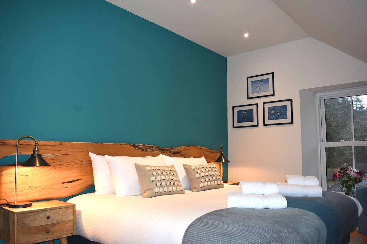 Kamer, 1 twee- of 2 eenpersoonsbedden, en-suite badkamer (Ash) | Hypoallergeen beddengoed, individueel gemeubileerd