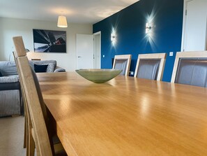 Deluxe Duplex | In-room dining - City Center Retreat - 2 bed duplex (Milton Keynes)