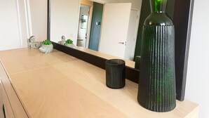 Deluxe Duplex | 2 bedrooms, desk, laptop workspace, iron/ironing board - City Center Retreat - 2 bed duplex (Milton Keynes)