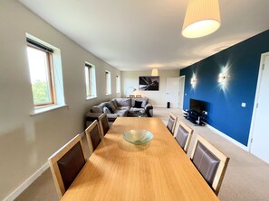 Appartement Duplex Deluxe | Coin séjour | Télévision LED de 38 pouces avec chaînes par satellite, télévision