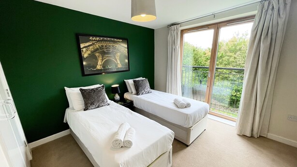Deluxe Duplex | 2 bedrooms, desk, laptop workspace, iron/ironing board - City Center Retreat - 2 bed duplex (Milton Keynes)