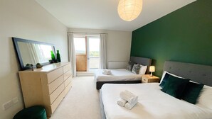 Deluxe Duplex | 2 bedrooms, desk, laptop workspace, iron/ironing board - City Center Retreat - 2 bed duplex (Milton Keynes)