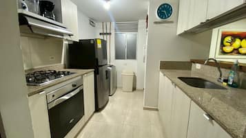 Refrigerador, horno, cafetera y tetera y licuadora