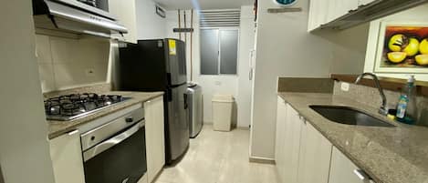 Refrigerador, horno, cafetera/tetera, licuadora