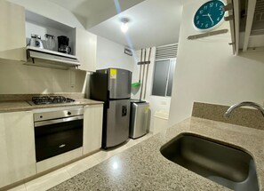 Refrigerador, horno, cafetera/tetera, licuadora