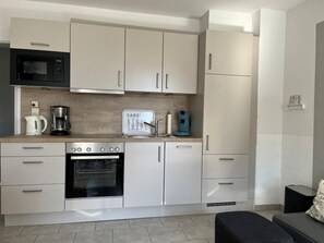 Kühlschrank, Mikrowelle, Ofen, Geschirrspüler