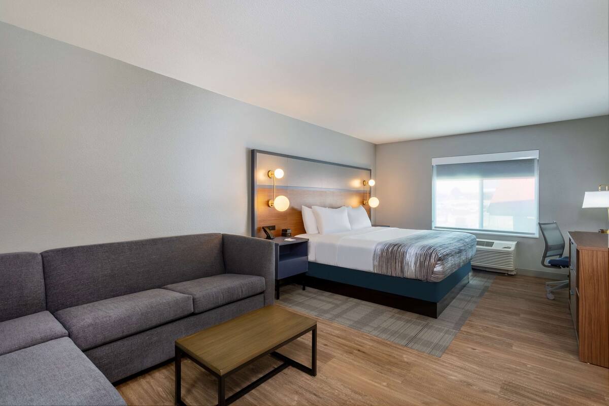 business room, 1 king bed, non smoking | 1 bedroom, desk, laptop workspace, iron/ironing board