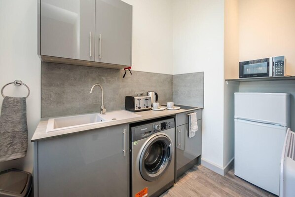 Studio | Private kitchen | Fridge, microwave, stovetop, electric kettle - Exquisite Serviced Studio With Private Parking (Huddersfield)