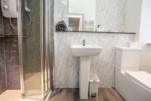 Apartment, 1 Queen Bed | Bathroom | Shower, towels - Exquisite Serviced Studio With Private Parking (Huddersfield)