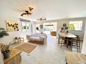 TV - Villa California Surf * * * * (Le Moule)