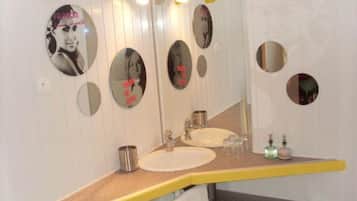 Baignoire, sèche-cheveux, serviettes fournies