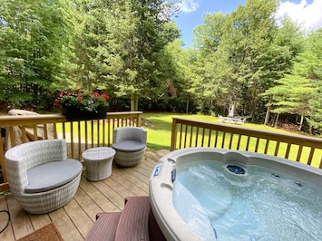 4 persons hot tub
Backyard, back deck