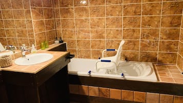Baignoire, sèche-cheveux, serviettes fournies
