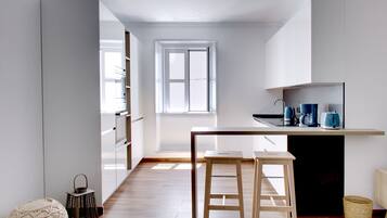 Wasserkocher mit Kaffee-/Teezubehör, Kühlschrank, Mikrowelle, Ofen