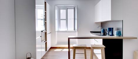 Køleskab, mikrobølgeovn, ovn, kogeplade